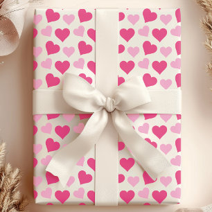 Reizende rosa Herzen auf weißem Geschenkpapier