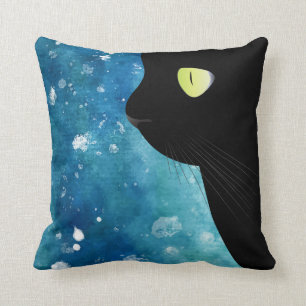 Reizende schwarze Katze im blauen Kissen