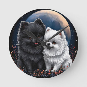 Reizende schwarze und weiße Pomeranian-Welpen Runde Wanduhr