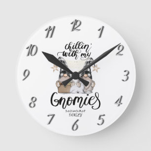 Reizende süße Gnome schwarzes Büffelkaromuster Runde Wanduhr