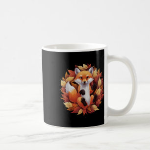 Reizender Herbstfuchs mit rustikalen Herbstblätter Kaffeetasse
