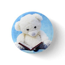 Reizender weißer Teddybär las Buch