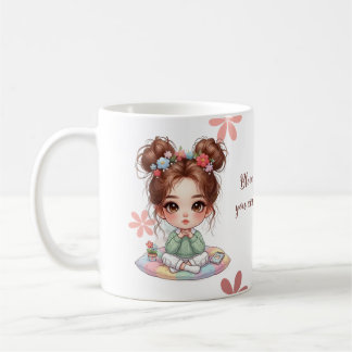 Reizendes Chibi-Mädchen sitzt auf einem Kissen mit Kaffeetasse