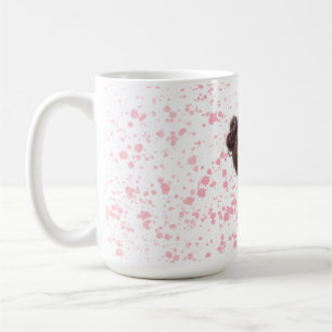 Reizendes Mädchen in gelbem Kleid & unordentlichem Kaffeetasse