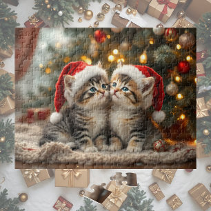 Reizendes Weihnachtskätzchen mit Weihnachtsmannmüt