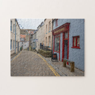 Reizvolle Kopfsteinpflasterstraße im Dorf Staithes