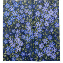 Reizvolle verstreute Immergrün-Blüten in Tiefblau