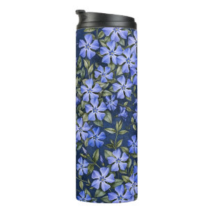 Reizvolle verstreute Immergrün-Blüten in Tiefblau Thermosbecher