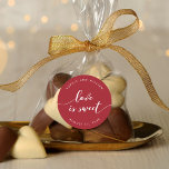 Relax Script-Liebe ist Sweet Editable Color Weddin Runder Aufkleber<br><div class="desc">Gastgeschenk Hochzeit Aufkleber mit den Worten "Liebe ist süß" in einem entspannenden kursiven Skript in Weiß vor einer bearbeitbaren Hintergrundfarbe (klicken Sie auf Anpassen, um zu erreichen). Personalisieren Sie es, indem Sie den Platzhalter-Text ersetzen. Für weitere Optionen, wie zum Beispiel den Schriftart zu ändern und ihn zu verändern, erweitern Sie...</div>