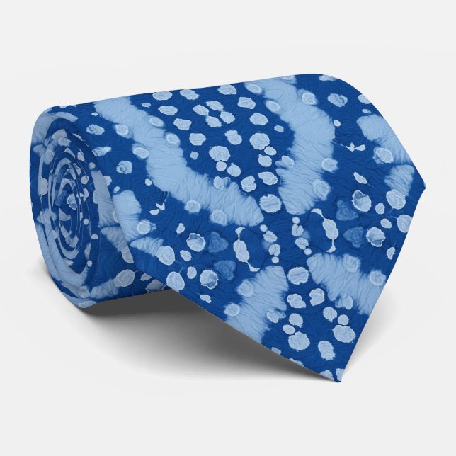 Relaxed Coastal and Moody Blue Shibori Indigo Krawatte (Gerollt)