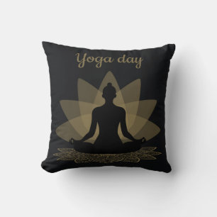 Relaxen Yoga Day Pose Semi-Silhouette auf Mandala Kissen