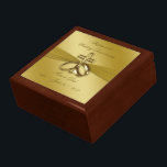 Religiöse Golden 50. Hochzeitstag-Geschenkboxen Geschenkbox<br><div class="desc">Ein Digitalbcon-Bilderdesign mit einem satin-weichen Gold-Farbdesign und einem religiösen Design-Thema mit einer Vielzahl von individuellen Bildern, Formen, Mustern, Stilen und Schriftart in dieser einzigartigen "Religious Golden 50 th Wedding Anniversary"-Geschenkboxen. Dieses weiche und satiny goldene Design ist mit anpassbaren Textschriften zum Anzug Ihres eigenen besonderen Anlasses ausgestattet. KOMPLETTE IHRE JAHRESZEITIGKEIT MIT...</div>