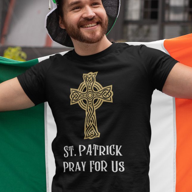 Religiöse St. Patrick betet für uns irisch-katholi T-Shirt (This religious St. Patrick's Day t-shirt features a Celtic cross with "St. Patrick Pray For Us.")