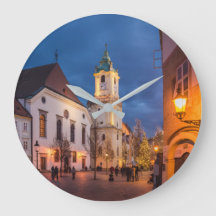 Reloj de pared con paisaje de pueblo encantador