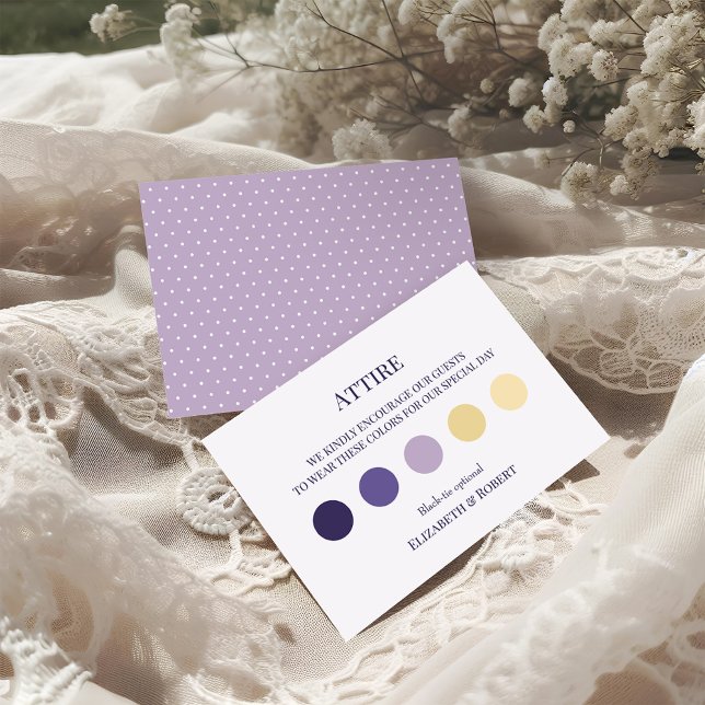 Remerciements Boho Lavender Mariage Attire Carte de code robe in (Boho Lavender Wedding Attire Guest Dress Code Card on a sunny boho wedding table.)