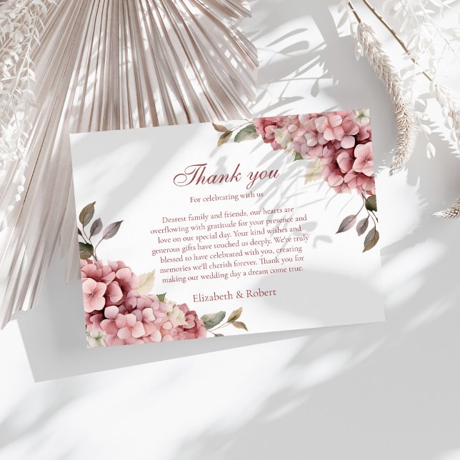 Remerciements Carte de remerciement de mariage aux hortensias Ro (Modern Dusty Rose Hydrangea Wedding Thank You Card on a sunny table with white dry botanicals.)