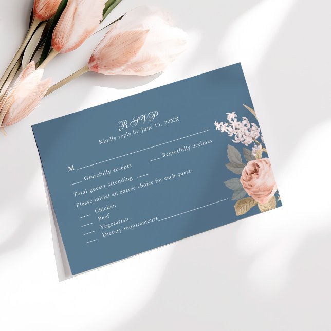 Remerciements Carte RSVP de mariage Boho Blue et Blush Peonies (Boho Blue and Blush Peonies Wedding RSVP Card on a sunny white table with pale pink flowers.)