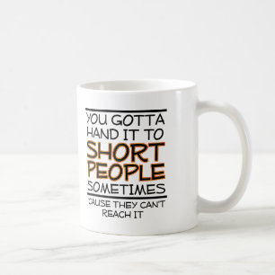 Remettez-le aux personnes de petite taille Mug drô