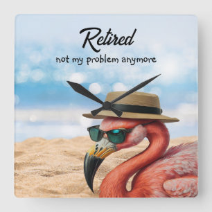 Remüde Flamingo am Strand mit Hut und Sonnenbrille Quadratische Wanduhr