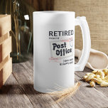 Remüde Postarbeiter Rentirement Mailman Funny Mattglas Bierglas<br><div class="desc">Niedliche und lustige Altersvorsorgegeschenke für einen Postarbeiter. Die Post Thema Design mit Text,  der sagt "Von der Post müde. Jede Stunde ist Happy Hour" in schwarz moderner Typografie. Perfektes Altersvorsorgegeschenk für einen Briefträger bei der Pensionierung</div>