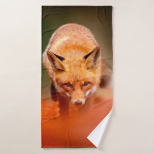 Renard rouge courant sur les feuilles d'automne or