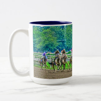 Rennpferde, die zur Ausdehnung Foto-Kunst kommen Zweifarbige Tasse
