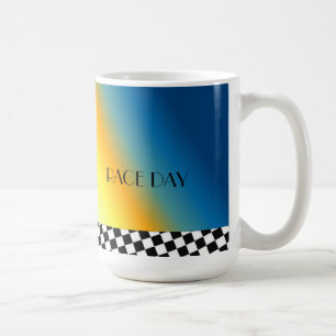 Renntag mit schwarz-weiß karierten Grenzen Kaffeetasse