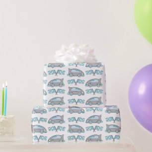 Rennwagen und Flaggen auf weißem Muster Geschenkpapier