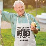 Rente Legend Geschenk Personalisiert Coworker Koch Lange Schürze<br><div class="desc">Dieses niedliche Teilungsgeschenk ist dazu verpflichtet,  jemandem den Tag im Party seiner Pensionierung zu machen. Fügen Sie das Rentenjahr und einen Namen hinzu,  indem Sie oben auf "Personalisieren" klicken. 

Ein großartiges verlassend Geschenk für Ihren besten Mitarbeiter oder Chef</div>