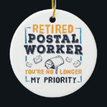 Rente von Postarbeitern nicht meine Priorität Keramik Ornament<br><div class="desc">Funny Postarbeiter Altersvorsorge Geschenke für Ihren Lieblings-Briefträger. Die Typografie ist modern und weist ein Orange- und Marinestress Vintag auf. Das Sprichwort des Designs lautet "Remüde Postarbeiter You are No Longer My Priority" Perfect Ruhestand von Mitarbeiter oder Chef bis zum Postangestellten</div>