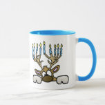Rentier mit Menorah Antlers Chrismukka Tasse<br><div class="desc">Diese Tasse zeigt meine jüdischen Rentiere, deren Geweihe Menorah sind. Der Text auf der Tasse kann geändert oder entfernt werden. Man kann das also anpassen, während man will. Das macht ein lustiges Geschenk für den Jüdischen, den Sie kennen, oder jemanden, der einen jüdischen Ehemann oder Partner hat. Ich zeige das...</div>
