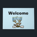 Rentier mit Menorah Antlers Chrismukkah Doormat Fußmatte<br><div class="desc">Wie lustig ist es,  Ihre Gäste willkommen zu heißen! Diese Türmchen zeigen meine jüdischen Rentiere,  deren Geweihe wie eine Menorah sind. Der Text kann entfernt oder geändert werden. Und Sie können auch die Hintergrundfarbe ändern. Designed by Sheila Cicchi,  Brownielocks.com. Alle Rechte vorbehalten.</div>