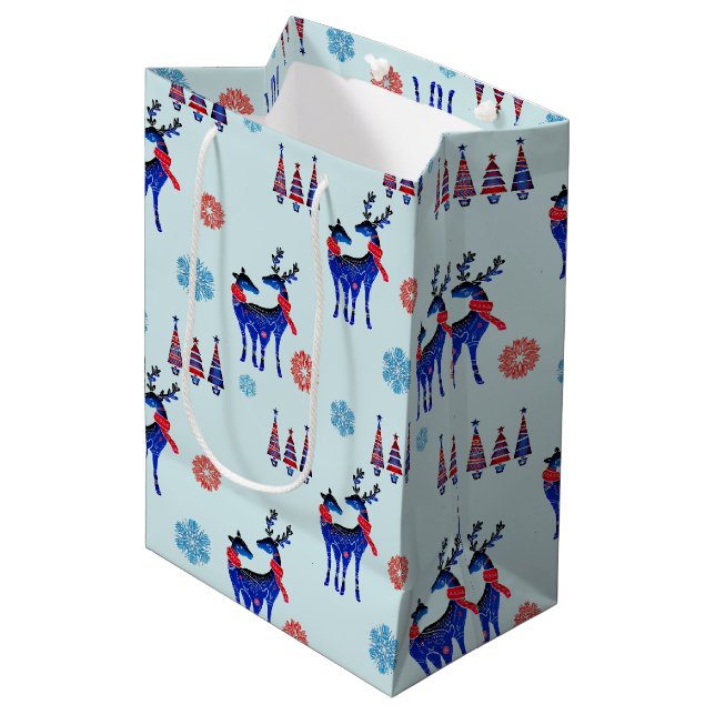 Rentiere, Weihnachtsbäume und Schneeflocken-Muster Mittlere Geschenktüte (Vorderseite Schrägansicht)