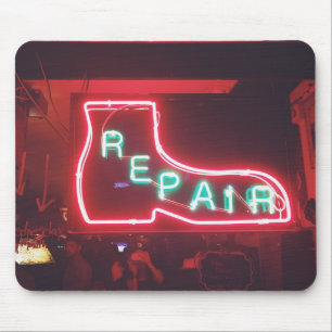 Repariere Neon-Schild NYC Mousepad