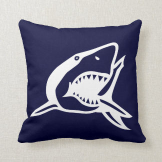 requin blanc sur coussin bleu marine