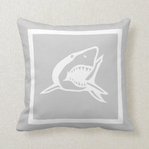 requin blanc sur le coussin gris