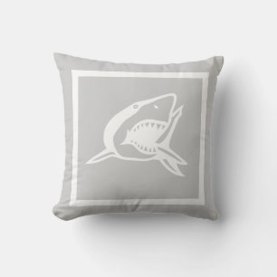 requin blanc sur oreiller gris