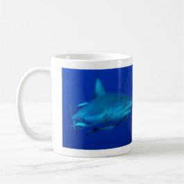 Requin de récif sur la tasse de café de la Grande