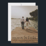 Reserva La Fecha Modernes Foto Einladung<br><div class="desc">Diese moderne Foto Hochzeit speichern das Datum der Flachkarte hat ein warmes, minimalistisches Design. Auf der Vorderseite steht ein lebendiger Skripttext über Ihren Vornamen und Datum. Auf der Rückseite haben wir den Hintergrund als transparent Set, sodass die Papierfarbe als Grundfarbe dient. Sie können eine Farbe für den Hintergrund auswählen, wenn...</div>