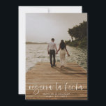 Reserva La Fecha Modernes Foto Einladung<br><div class="desc">Diese moderne Foto Hochzeit speichern das Datum der Flachkarte hat ein warmes, minimalistisches Design. Auf der Vorderseite steht ein lebendiger Skripttext über Ihren Vornamen und Datum. Auf der Rückseite haben wir den Hintergrund als transparent Set, sodass die Papierfarbe als Grundfarbe dient. Sie können eine Farbe für den Hintergrund auswählen, wenn...</div>