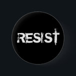 Resist Button<br><div class="desc">Schließen Sie sich dem Widerstand gegen die aktuelle Regierung mit diesen Protestknöpfen in weißem Schrift auf schwarz schreiben. Verlangen Sie,  dass Ihre Stimme gehört wird. Rufen Sie Ihren Kongressabgeordneten,  März für gleiche Rechte,  und hören Sie nicht auf zu glauben,  dass Fortschritt und Hoffnung sich durchsetzen werden.</div>