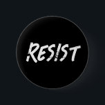 Resist | Protest gegen Trump Button<br><div class="desc">Schwarzweiß-Resistenzknopf für Proteste und Kundgebungen gegen Trump.</div>