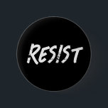 Resist | Protest gegen Trump Button<br><div class="desc">Schwarzweiß-Resistenzknopf für Proteste und Kundgebungen gegen Trump.</div>