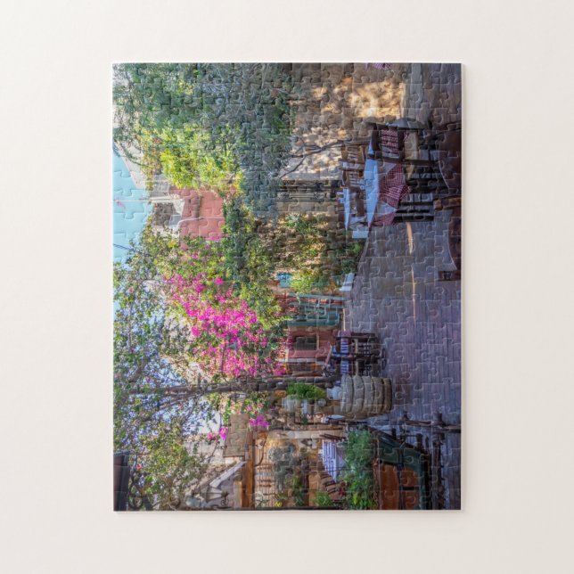 Restauranttische in Chania, Kreta, Griechenland (Vertikal)