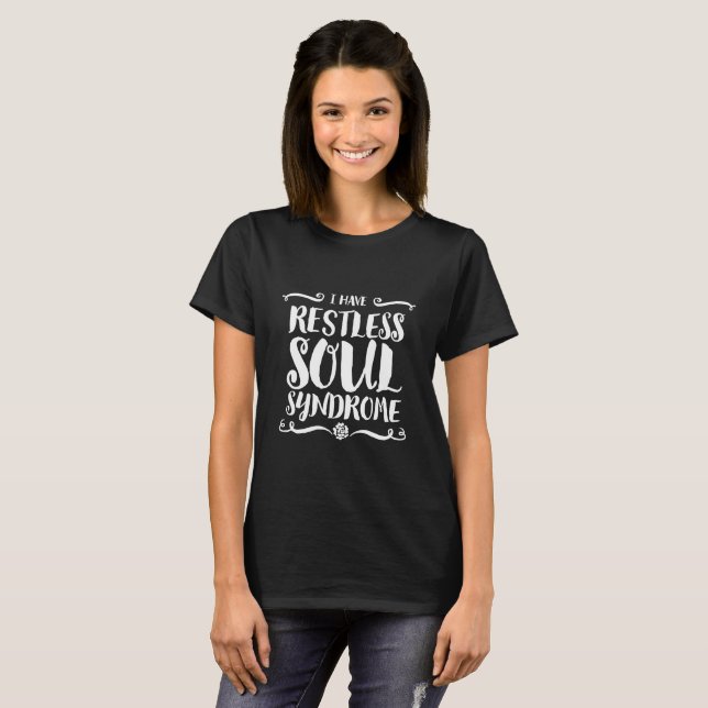 Restless Soul Syndrom Typografie Hippie T-Shirt (Vorne ganz)
