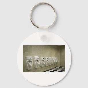 Restroominnenraum mit Toilettenreihe Schlüsselanhänger