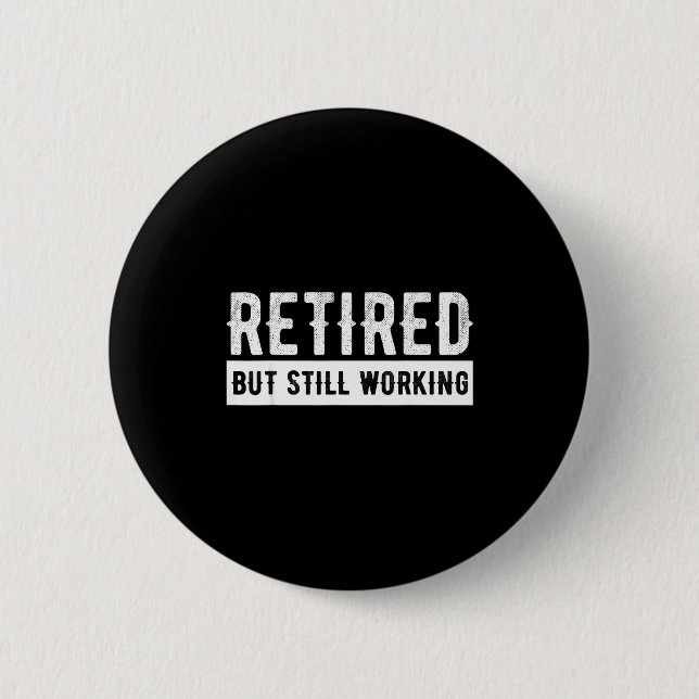 Retired But Still Working - Funny Retirement Gag Q Button (Vorderseite)