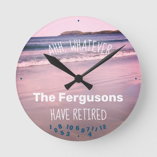 Retired Couple Any Family Name Beach Retirement Runde Wanduhr (Vorderseite)