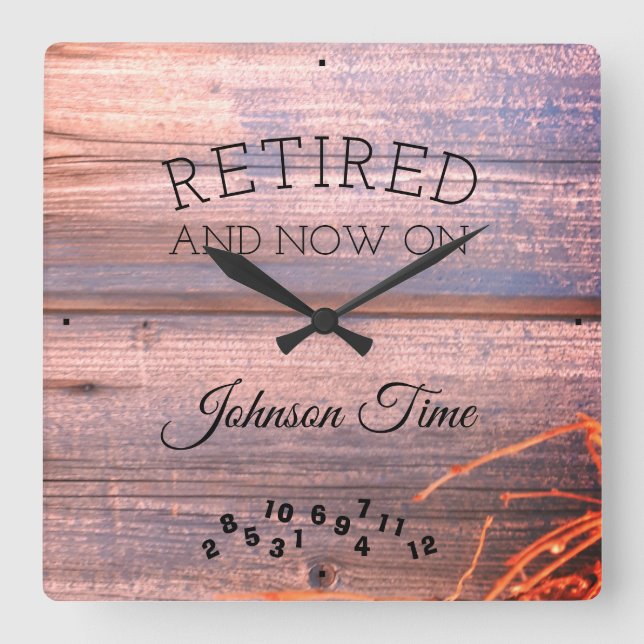 Retired Now On Any Name Time Rustic Board Image Quadratische Wanduhr (Vorderseite)