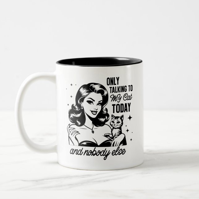 Retro 1950er Glam Girl Funny Sarcastic Zitat Zweifarbige Tasse (Links)